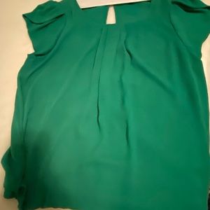Green tulip cap sleeve top. Keyhole closure in back.
